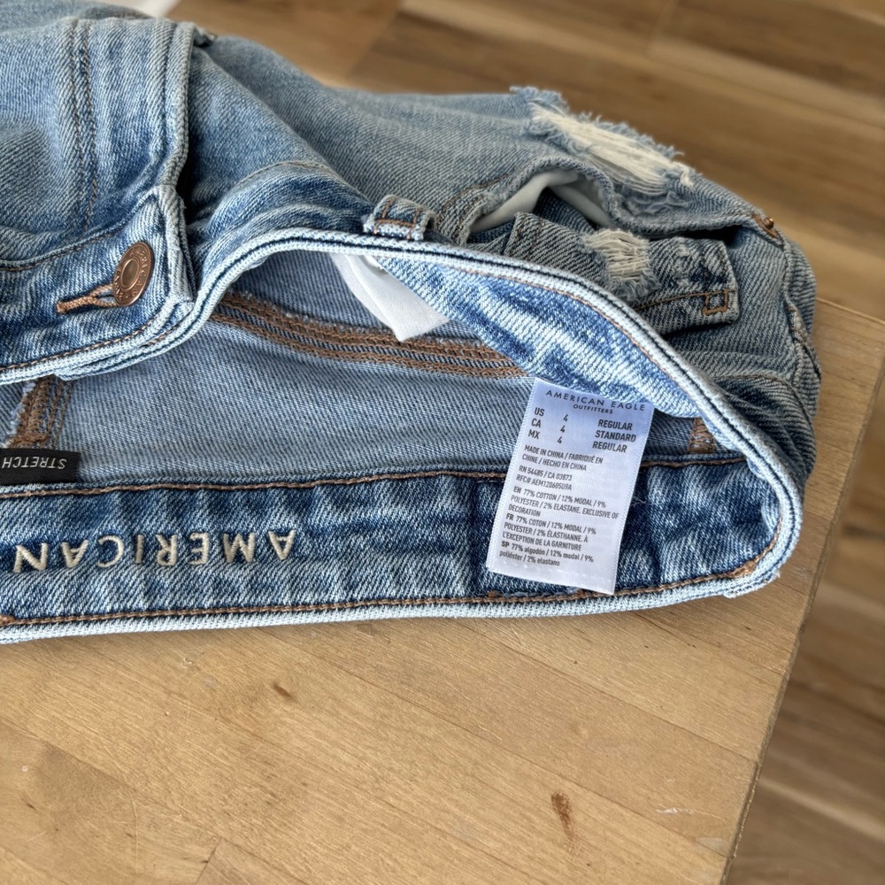 American Eagle Distressed Light Blue Denim - Picture 3 of 3